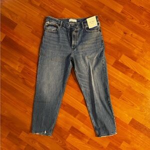 NWT. Abercrombie & Fitch High-Rise Mom Jean.